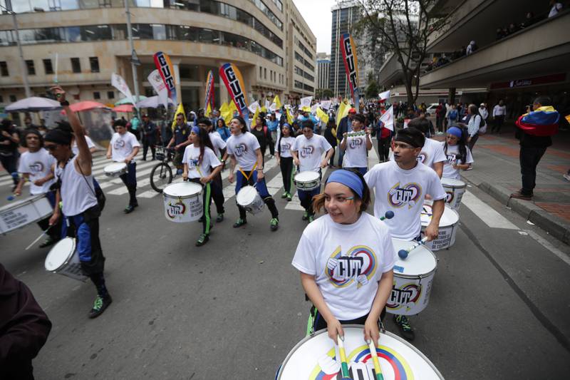 Seguidores del presidente Gustavo Petro marchan en apoyo a su gobierno por las calles de Bogotá
