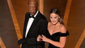 La razón por la que Morgan Freeman utilizó un guante en su mano izquierda durante su participación en los Oscar