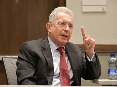 “Ni en Chile están jugando con la salud”: Uribe sobre riesgo para las EPS