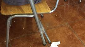 Indignación por profesora que amarró silla a la mesa para que niño no se parara en clases