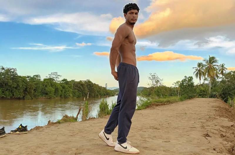 El joven colombiano ha ganado una popularidad en las redes sociales debido a los ejercicios que comparte para esculpir cada músculo.