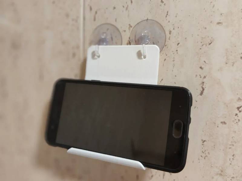 Usar tu celular para escuchar música en el baño puede ser peligroso para el propio smartphone y hasta el usuario.