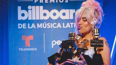 “Tenía que ganar Karol G”: critican a Latin Billboard por darle premio de artista del año a Bad Bunny