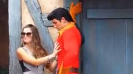 Por acariciar a ‘Gastón’, expulsan a una mujer de un parque de Disney