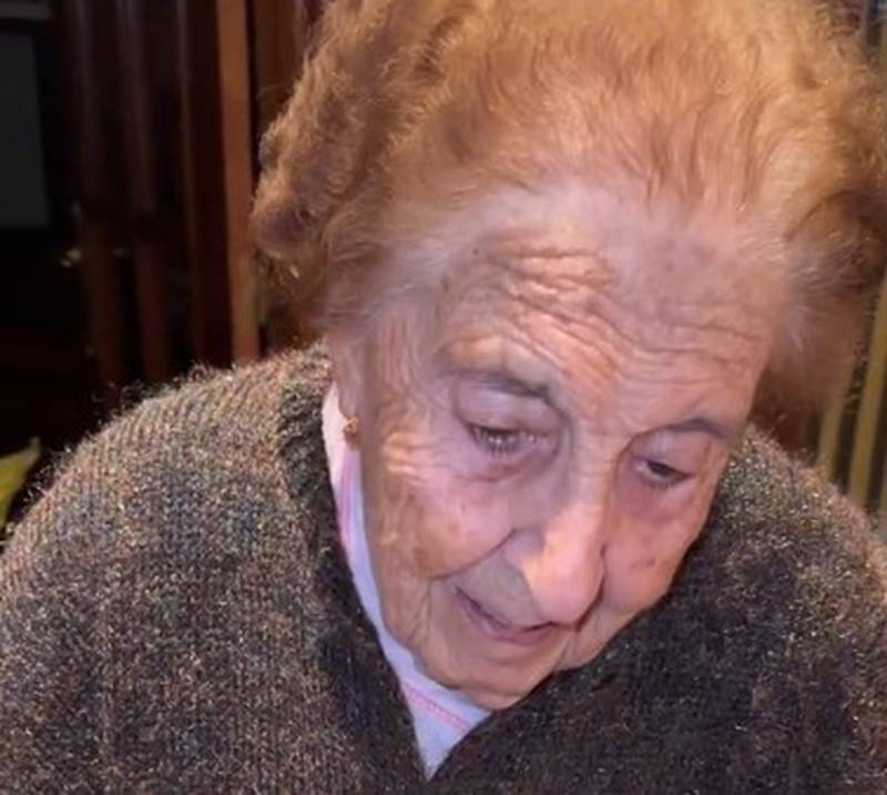 Abuela mira el tatuaje de su nieto en honor a ella