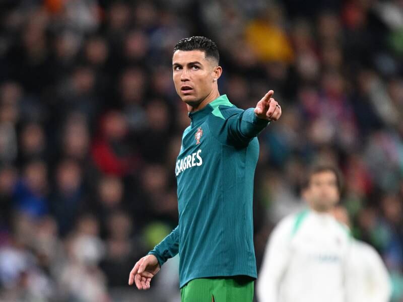 Aficionado irrumpe en el juego de Portugal para dar beso a Cristiano Ronaldo