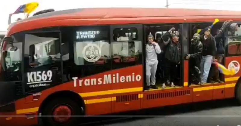 Manifestantes se tomaron un bus de TransMilenio en Las Américas