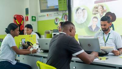 La tasa de desempleo en Colombia bajó, pero las mujeres siguen siendo las más afectadas
