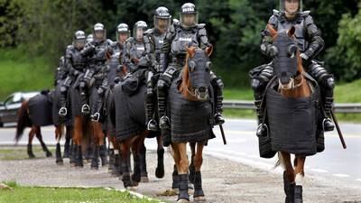 ¿Por qué los policías ya no pueden usar más caballos y perros cuándo hay disturbios? 