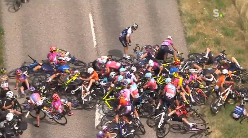 Dramática y multitudinaria caída en el Tour de Francia dejó duras consecuencias