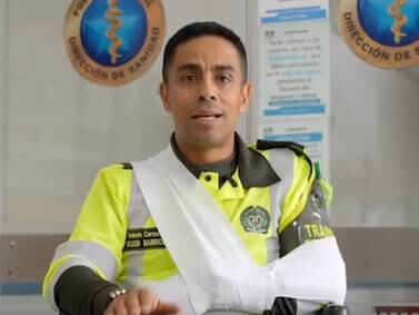 “¿Cómo le inmovilizaron el brazo con el uniforme y reloj?”: En redes se burlan del policía herido en protesta