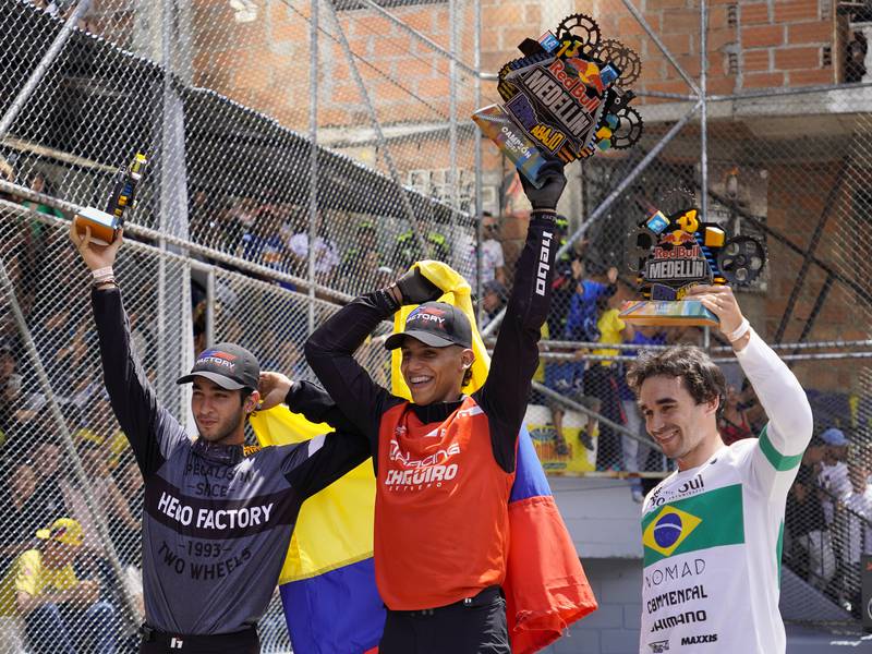En fotos: El colombiano Juan Fernando Vélez gana el primer Medellín Cerro Abajo