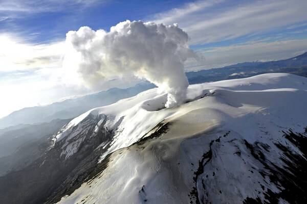 Impresionante columna de ceniza empezó a salir del volcán Nevado del Ruiz
