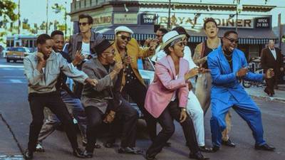 Bruno Mars tocando salsa es todo lo que está bien en la vida