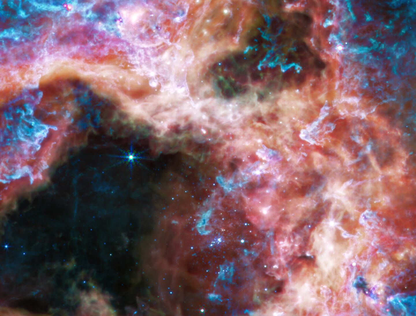 Esta imagen de la Nebulosa de la Tarántula luce diferente debido a que fue captado con otro instrumento infrarrojo