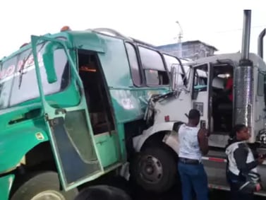 16 niños heridos en choque entre bus escolar y tractomula en la vía Candelaria: esto dicen las autoridades