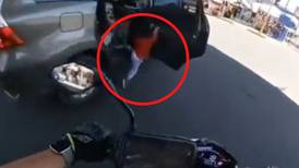 ¡Lo salvó! Motociclista rescata a niño que abrió la puerta de un auto en movimiento  