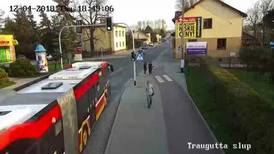 En video: joven empuja a su “amiga” debajo de un bus en movimiento