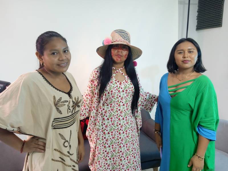 Mayulis Uriana, Adriana Pushaina Epinayú y Carmen Epiayú activistas feministas del Movimiento Feminista de niñas y mujeres wayuu MFNMW.