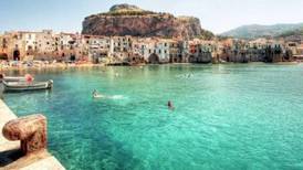 Paradisíaca isla italiana pagará vuelos y estadía a turistas cuando todo mejore