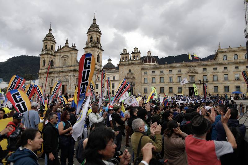 Simpatizantes de Gustavo Petro marcharon para conmemorar los primeros 100 días de Petro en el gobierno
