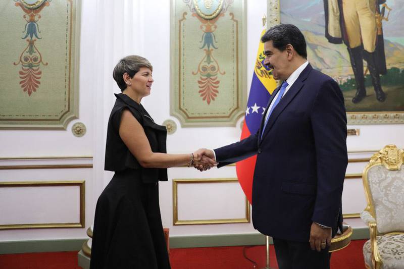 Verónica Alcocer y Nicolás Maduro en Caracas