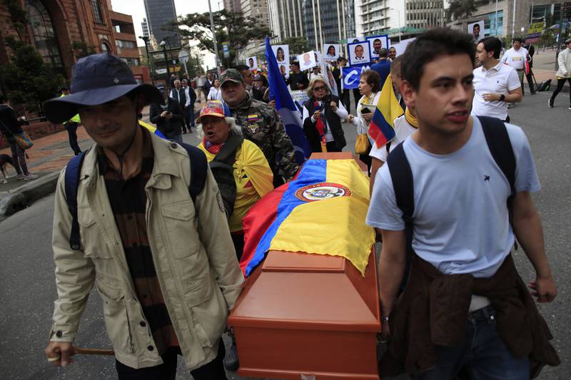 Ciudadanos opositores al gobierno de Gustavo Petro marchan por las calles de Bogotá.
