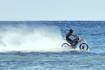 Tatán Mejía reveló cómo hizo para manejar su motocicleta sobre el mar y llegar a ‘Survivor La Isla De Los Famosos’
