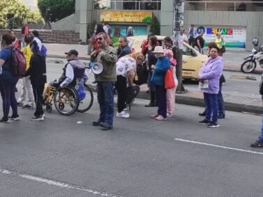 Tome vías alternas: personas con discapacidad y cuidadores, completan varias horas protestando en la Carrera Séptima