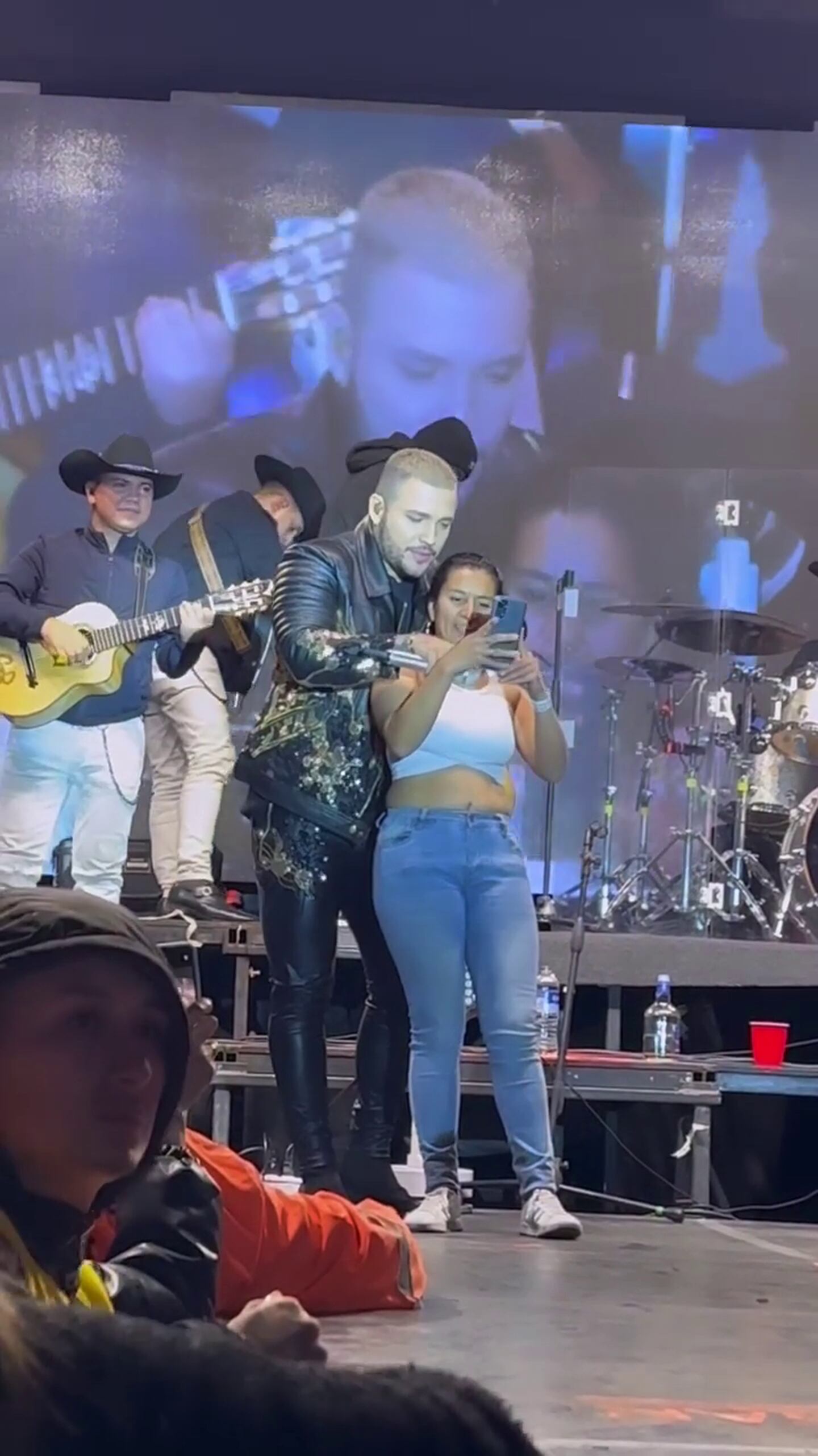 Jessi Uribe fue sorprendido por una fanática en pleno concierto