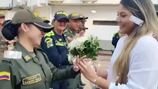 El amor no ha muerto: en vídeo quedó registrada la romántica pedida de matrimonio a policía