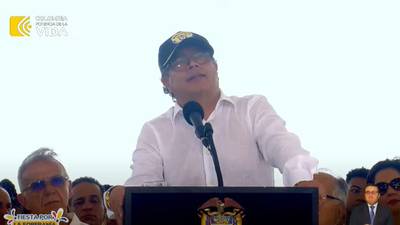 ¿Sincronizados?: Reacción del presidente Petro ante paso de aviones durante su discurso en San Andrés