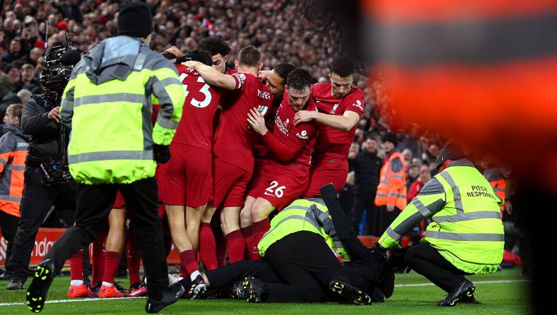 Liverpool tomará drástica sanción contra el hincha invasor de campo en Anfield