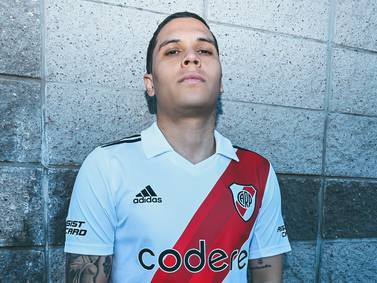 ¡Qué hombre! ‘Juanfer’ Quintero ya posó con la nueva camiseta de River Plate