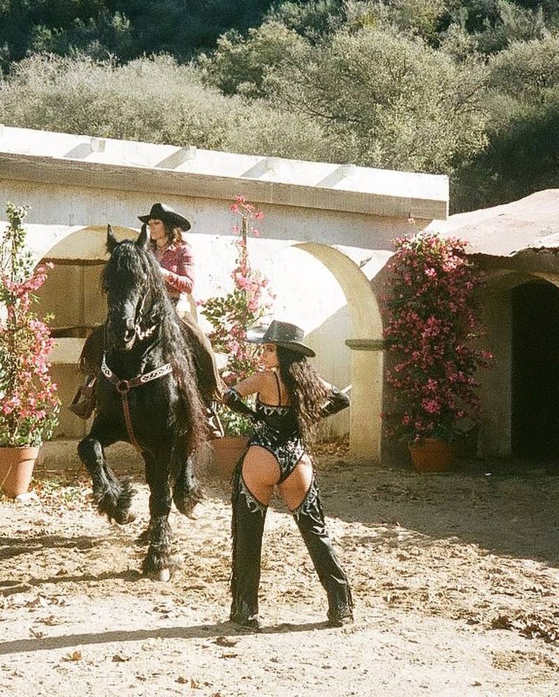 Becky G liberó un pequeño adelanto de lo que parece ser el nuevo video de ‘Mamiii’ vestida como ranchera y estará junto a Karol G.