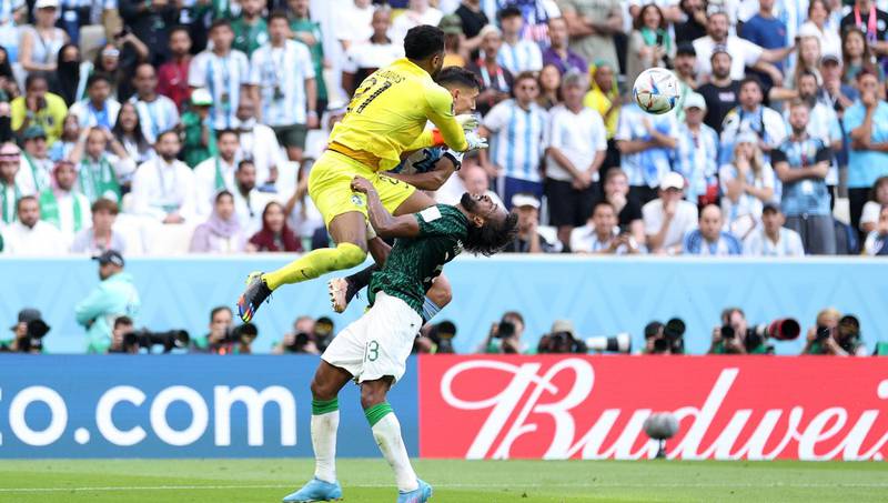 Jugador de Arabia sufrió impactante golpe que aterró a todos contra Argentina