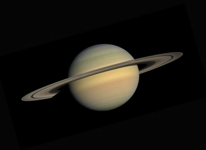 Hubble da NASA capta imagem imponente de auroras boreais de Saturno