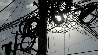 Contratista de empresa de internet murió electrocutado cuando trabajaba en un poste de energía