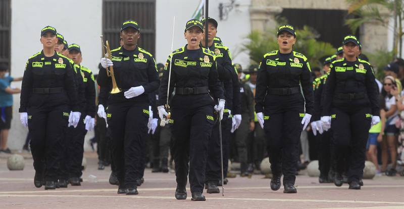 Miembros de la Policía Nacional participan en el desfile por el Día de la Independencia en Cartagena (Colombia).