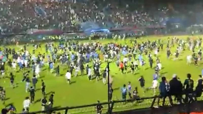 Batalla campal en estadio de Indonesia