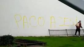 Video: ¿’Acesino’ o asesino? Manifestante corrige error ortográfico en su graffiti