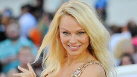 Pamela Anderson genera críticas por su aspecto