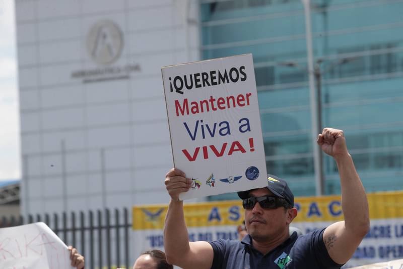 Trabajadores de la aerolínea Viva Air protestan frente a la sede de la Aeronáutica Civil en Bogotá, solicitando se permita la unión entre esa aerolínea y Avianca