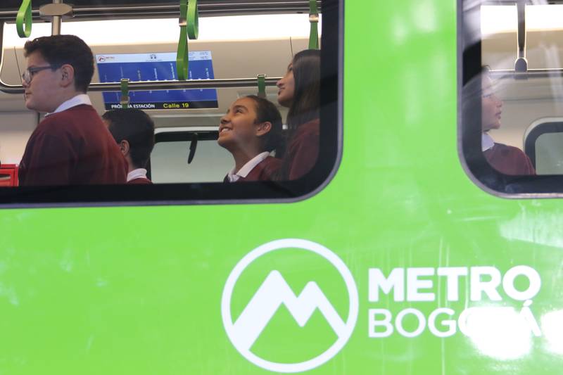 Claudia López, alcaldesa de Bogotá, presenta el prototipo del vagón del metro de Bogotá.
