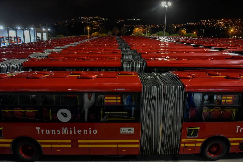 Buses de Transmilenio en un patio en Bogotá.