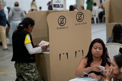Imágenes de la jornada electoral en Antioquia: ciudadanos votando, jurados de mesa, puestos de votación y el conteo de votos al cierre de las urnas.