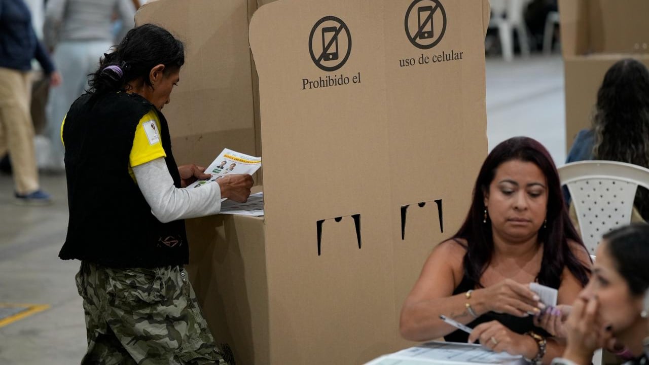 Imágenes de la jornada electoral en Antioquia: ciudadanos votando, jurados de mesa, puestos de votación y el conteo de votos al cierre de las urnas.