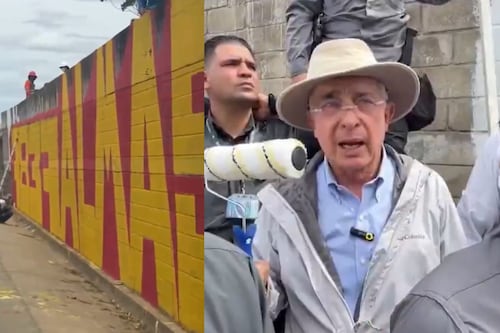 Tensión en la casa de Uribe: manifestantes pintaron mural sobre falsos positivos y el expresidente llegó a borrarlo