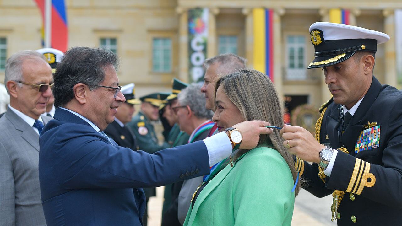 Petro condecora a exmilitantes del M-19