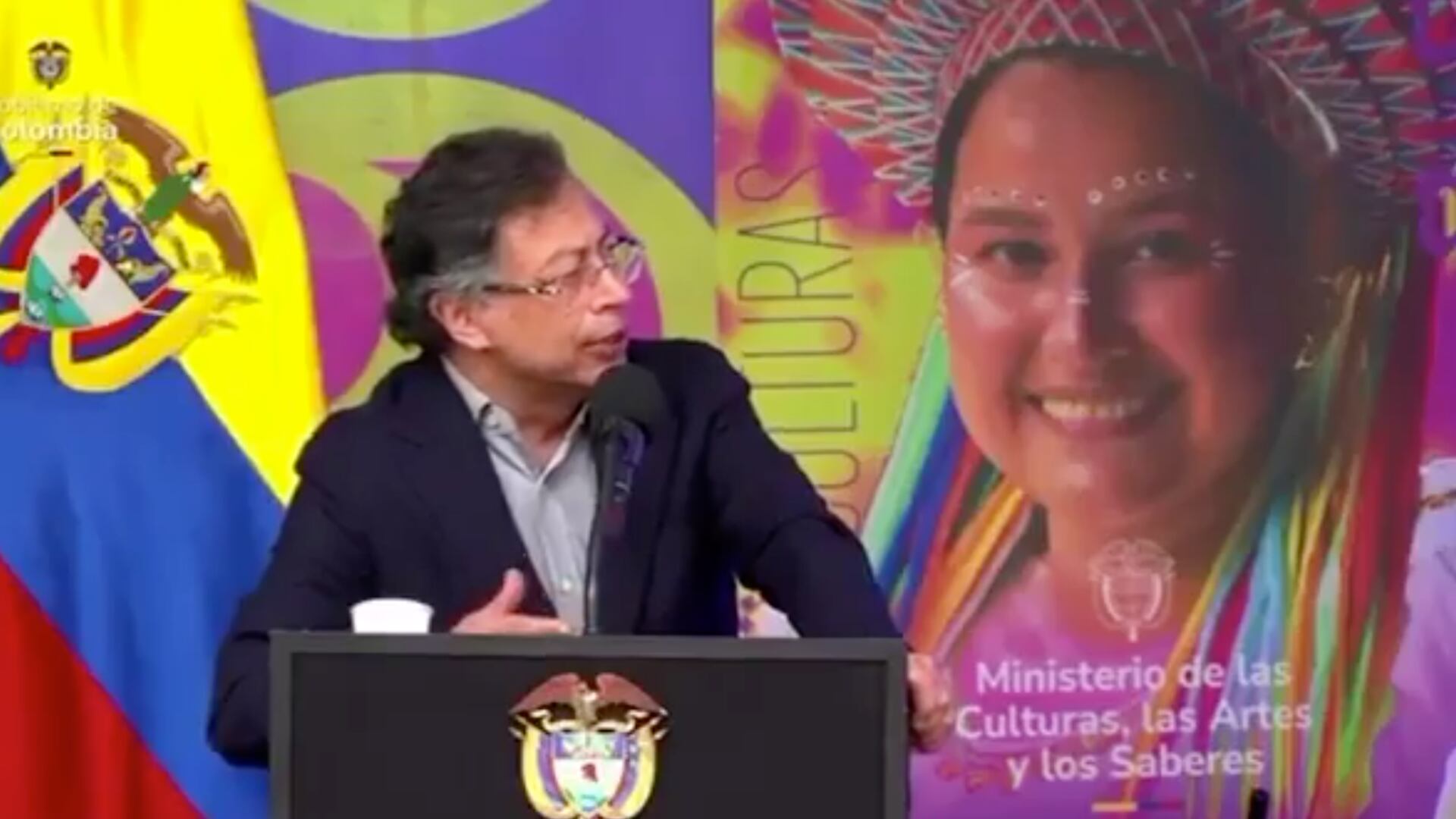 Gustavo Petro aprobando la ley artes al aula